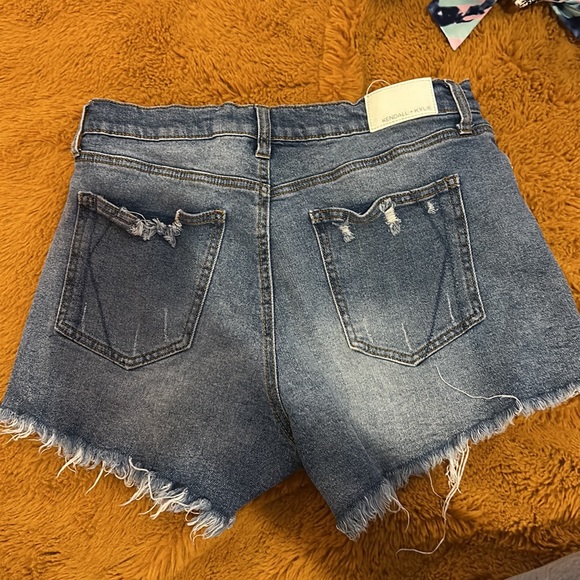 Kendal and Kylie the icon shorts size 11 (30) - Picture 2 of 3